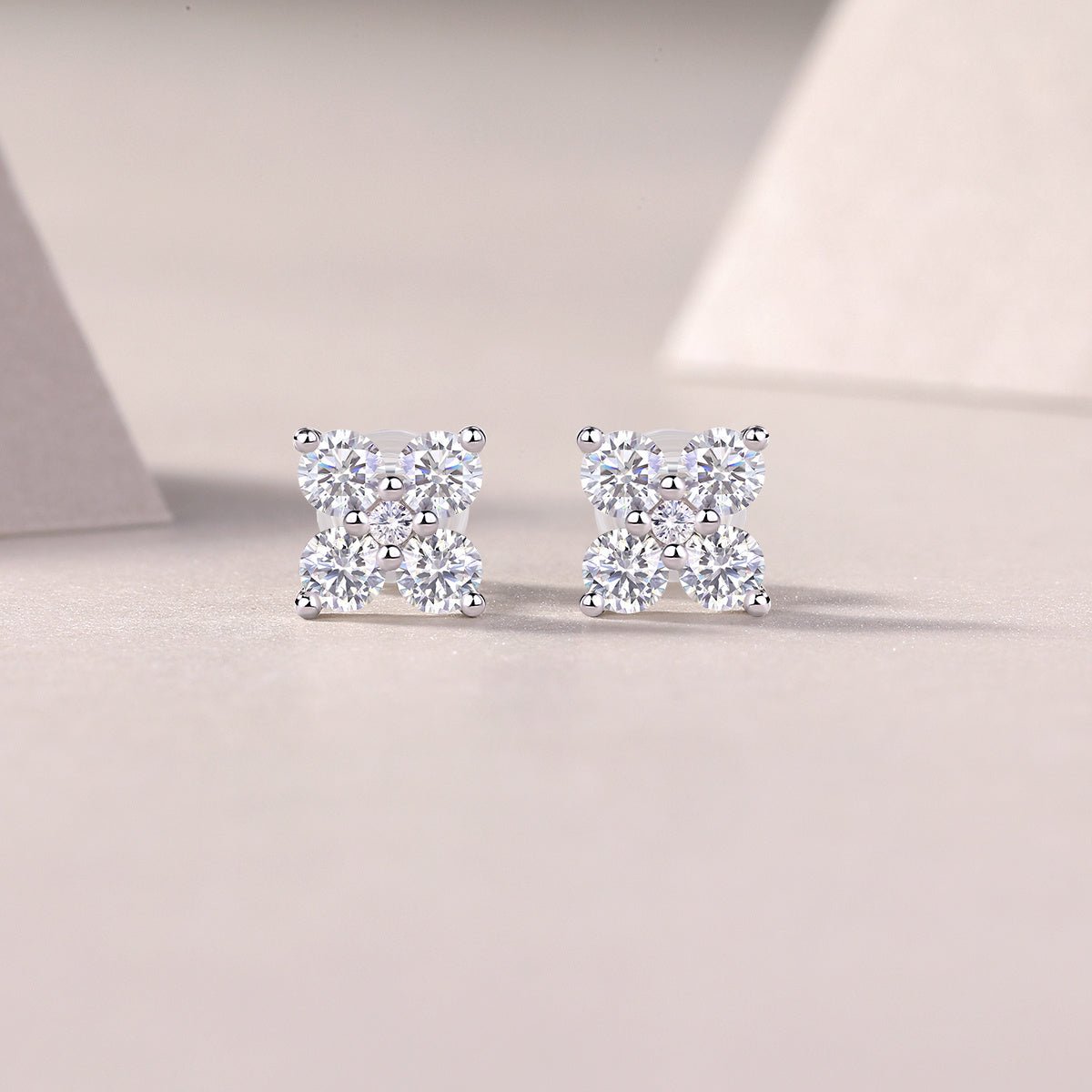 Boucles d'Oreilles Clou Trèfle en Argent S925 Plaqué Or - Moissanite D-VVS1 - Soin & GrâceSoin & GrâceA pair50e2728099593ab46b702572bb229958