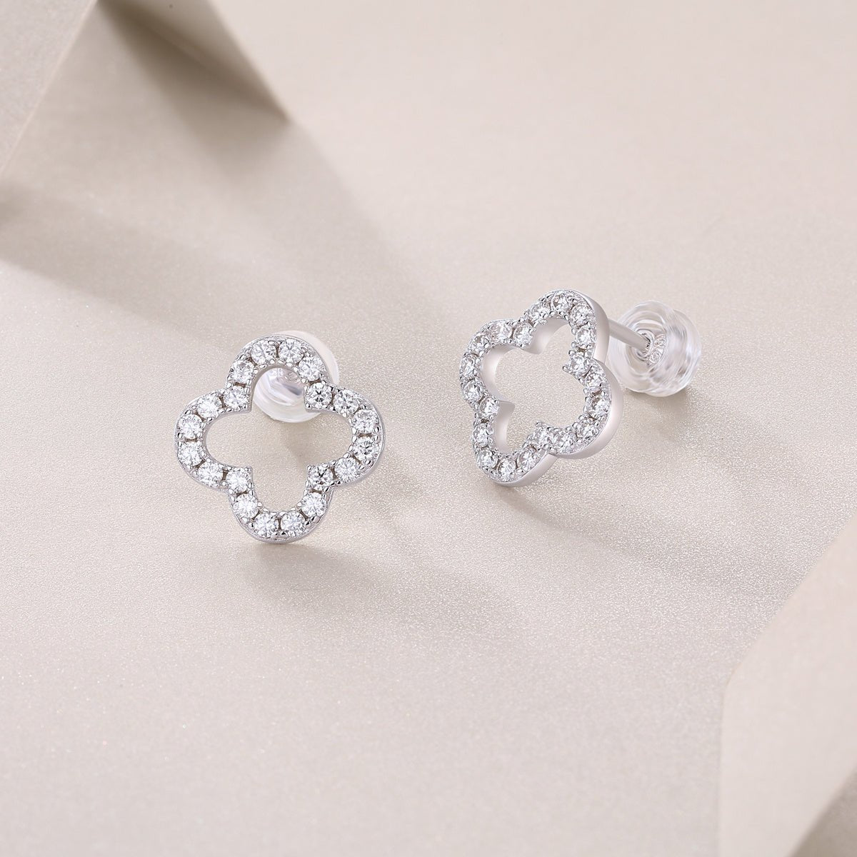 Boucles d'Oreilles Clou Trèfle Ouvert Argent S925 Platiné - Moissanite D-VVS1 - Soin & GrâceSoin & GrâceA pair948b7757d01bdd3cf56093da5fad17ed