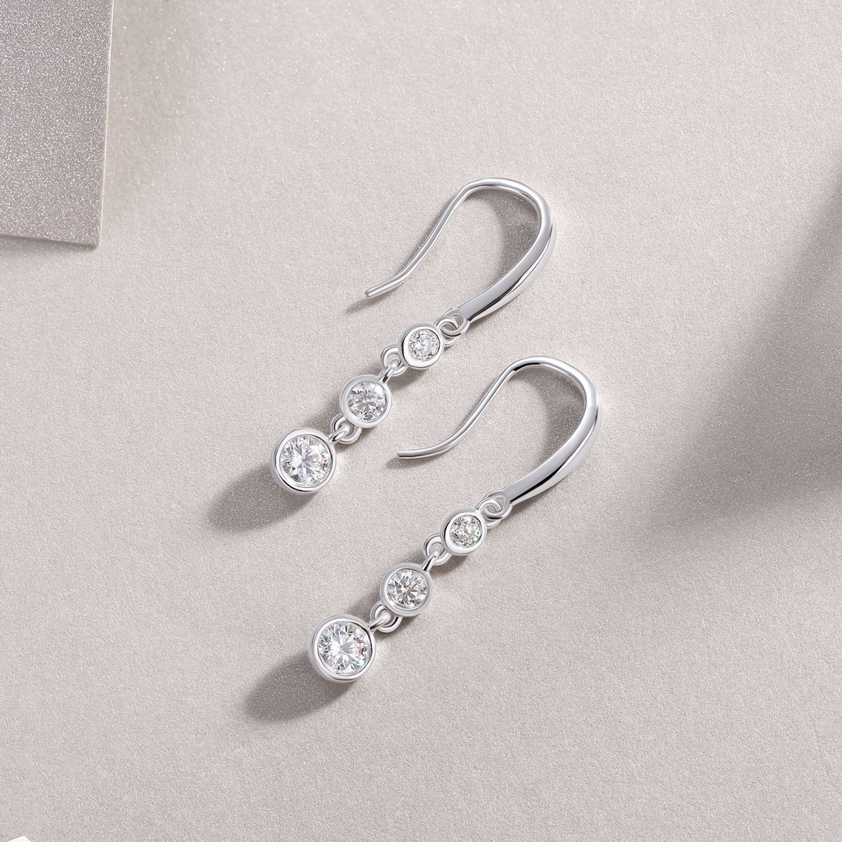 Boucles d'Oreilles Pendantes 3 Pierres Argent S925 Plaqué Platine - Moissanite D-VVS1 - Soin & GrâceSoin & GrâceA pairb2e44ad1cc183510e95fea5668dafb3f