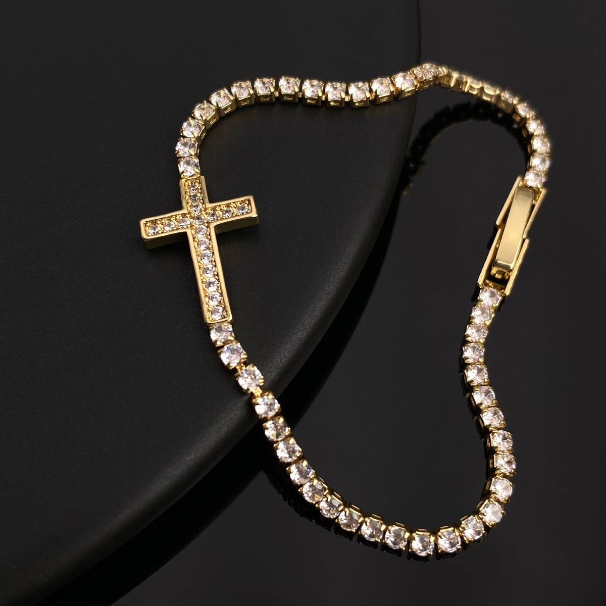 Bracelet Croix Full Diamants Style Rétro Doré - Soin & GrâceSoin & GrâceGold7f2276b4fb5f54956ffb21a5e5e5d335