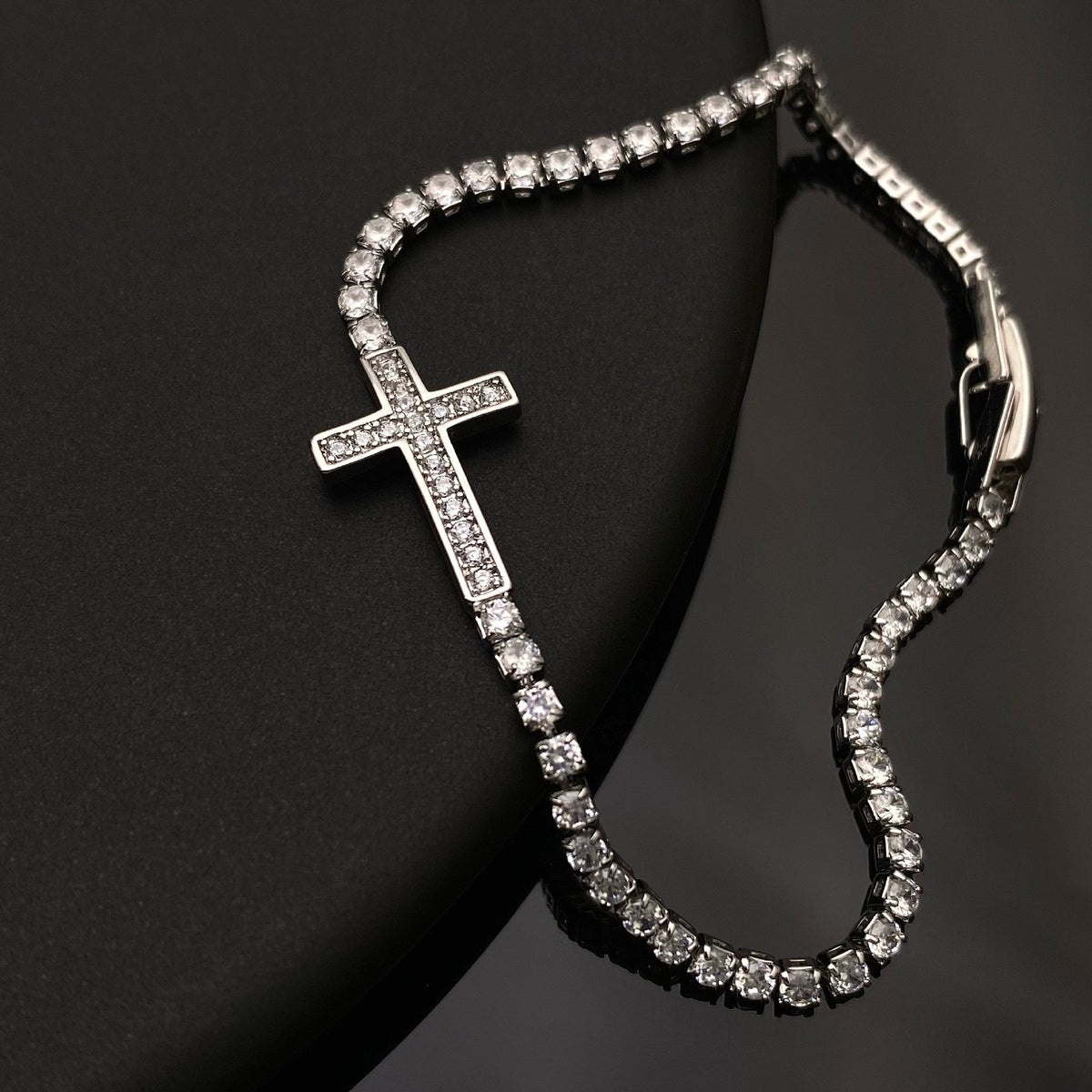 Bracelet Croix Full Diamants Style Rétro Doré - Soin & GrâceSoin & GrâceSilver73541e6ec3d323f549017d89233be9ba