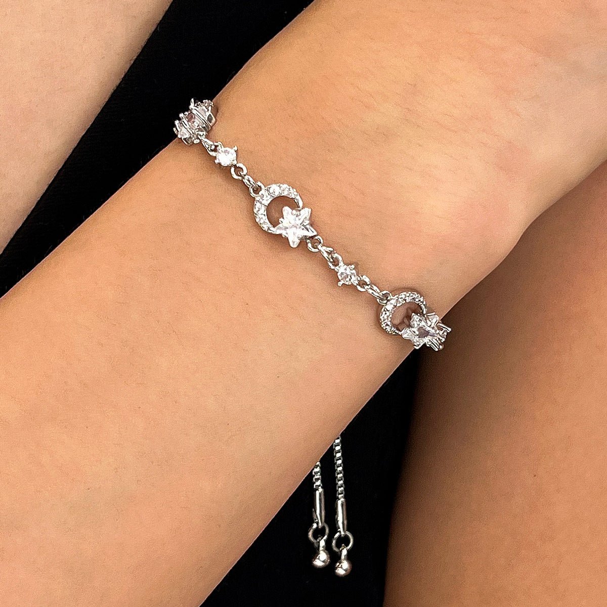 Bracelet Zircon Étoile & Lune avec Pompons - Bijou Céleste - Soin & GrâceSoin & Grâce01 White KF13c4394e497ababd522e93b0e2c2f66716