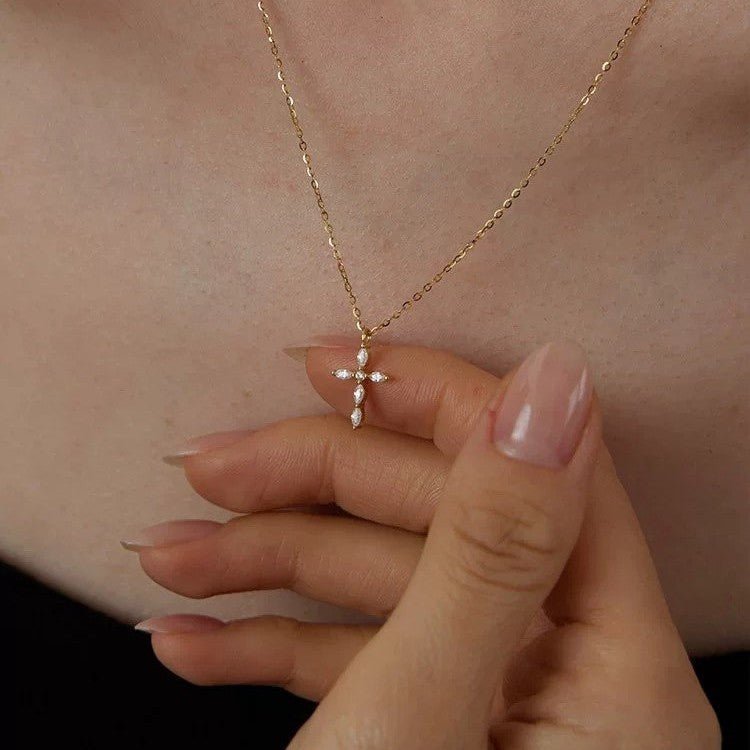 Collier Croix Argent 925 Plaqué Or 14K & Zircon - Style Japonais - Soin & GrâceSoin & GrâceCross gold necklace925 silver63b4b30750edbf554a767778e414dd5c