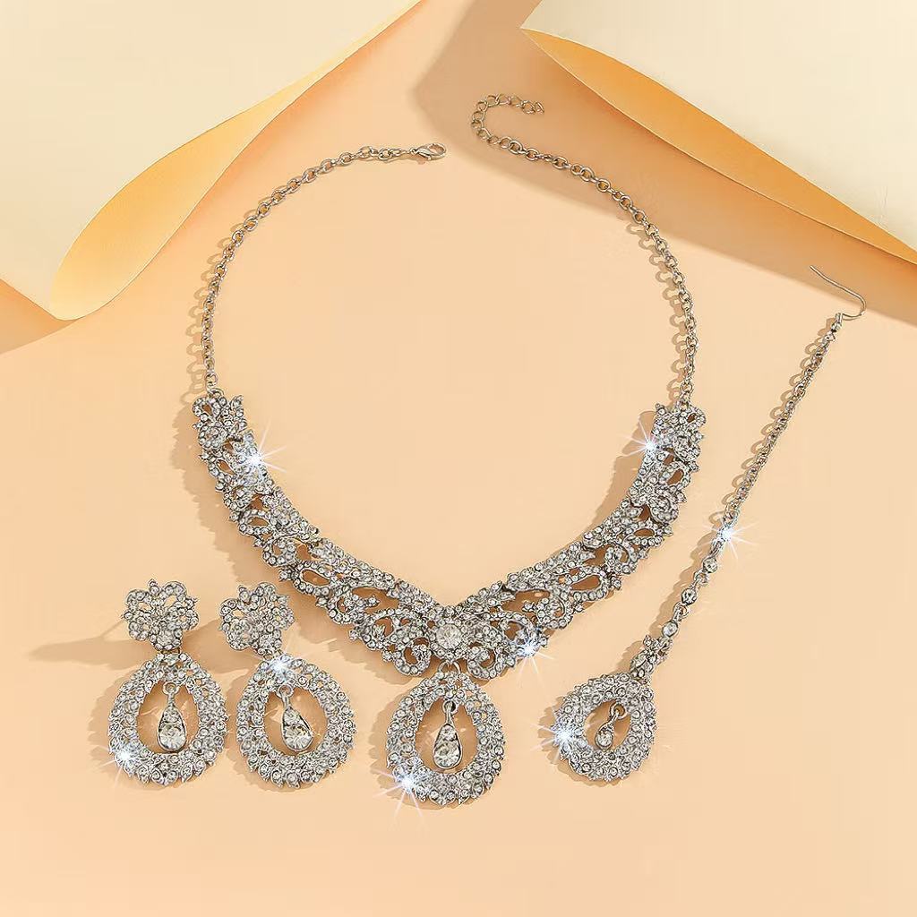 Parure de Mariage 3 Pièces - Collier, Boucles d'Oreilles & Tikka Doré Strass - Soin & GrâceSoin & GrâceStyle 11428075434d07b2bcc1571e7d9aaa88