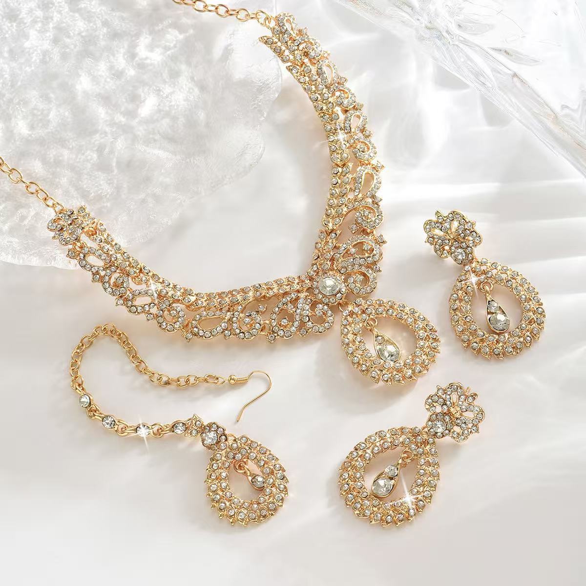 Parure de Mariage 3 Pièces - Collier, Boucles d'Oreilles & Tikka Doré Strass - Soin & GrâceSoin & GrâceStyle 2e18688ea7fd45fdece49e4f8663c7c54