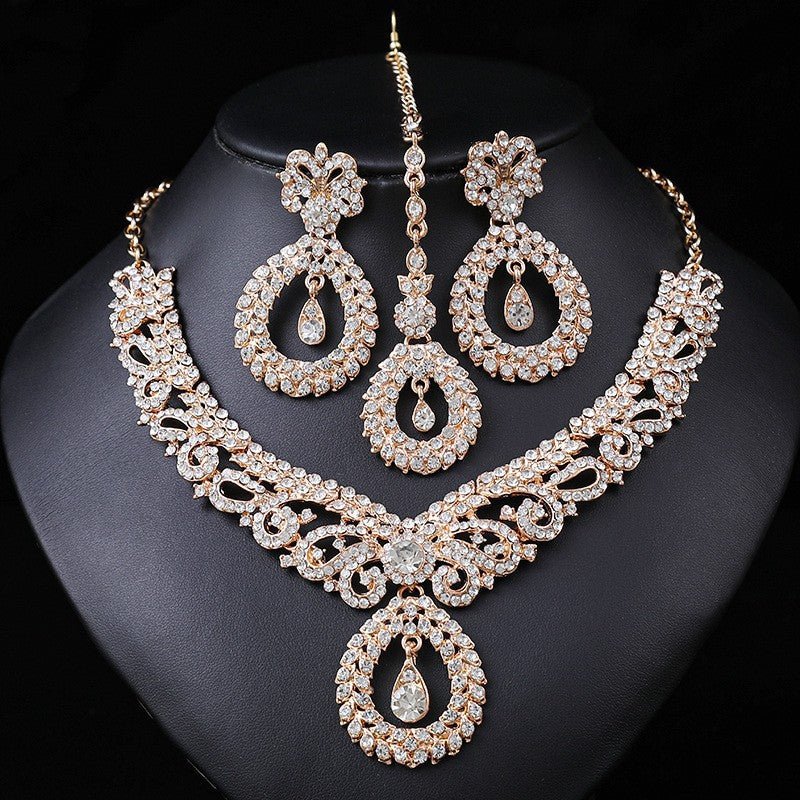 Parure de Mariage 3 Pièces - Collier, Boucles d'Oreilles & Tikka Doré Strass - Soin & GrâceSoin & GrâceStyle 2d76e29bf04b8c7141450524131ba4ed
